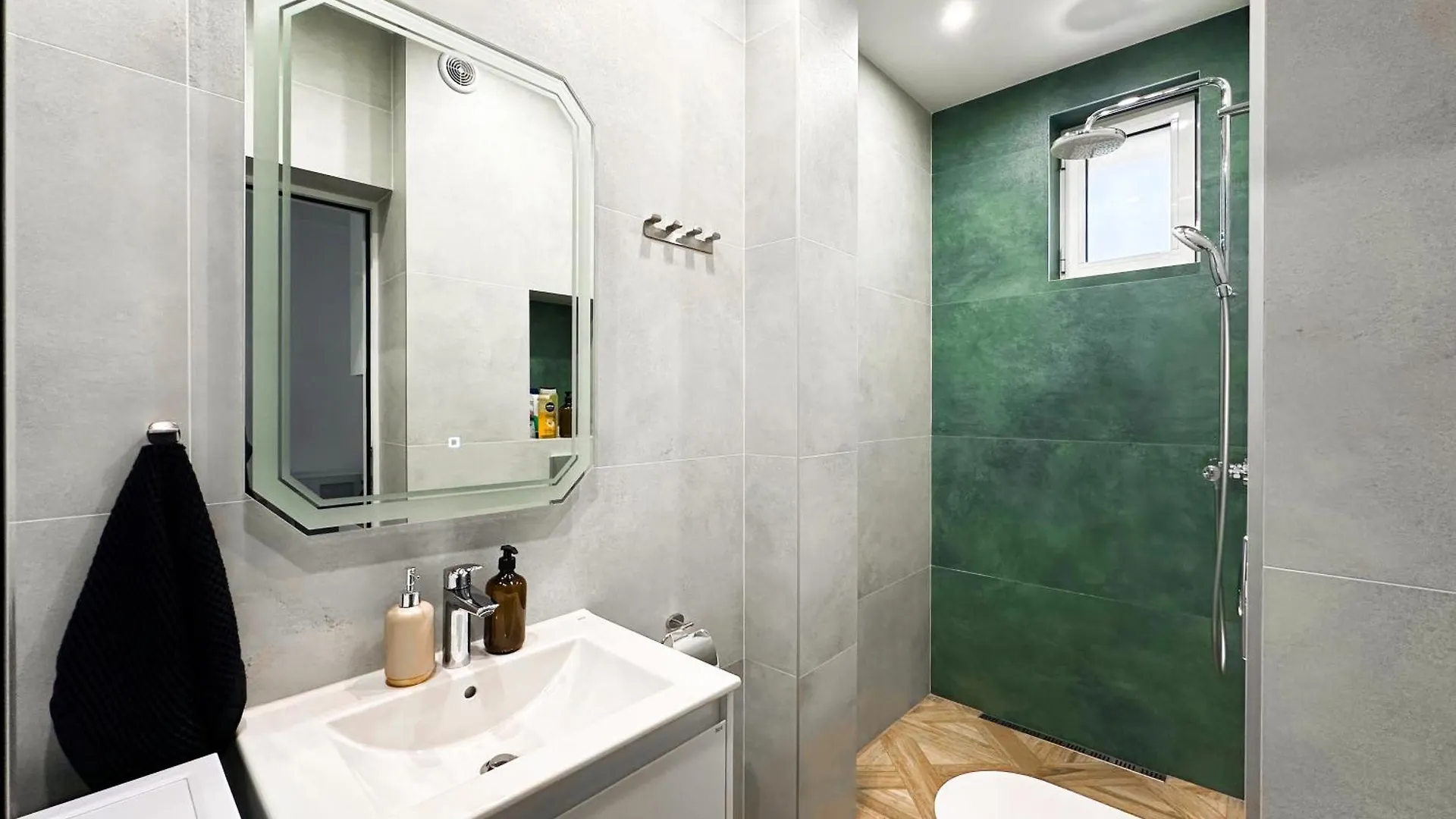 Large 2-Br Retreat, Walk To Sofias Top Spots