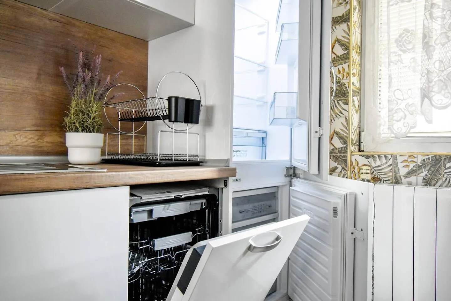 Large 2-Br Retreat, Walk To Sofias Top Spots Apartment