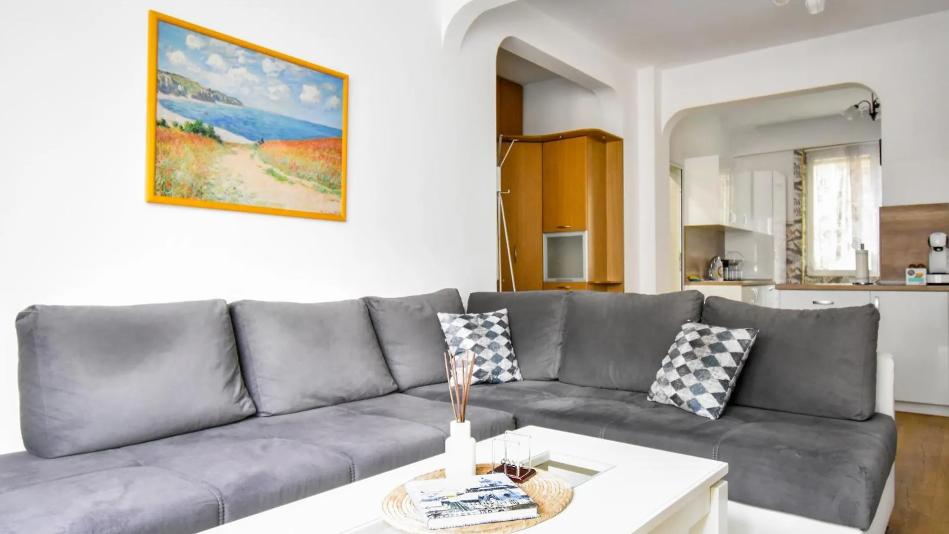 Apartment Large 2-Br Retreat, Walk To Sofias Top Spots